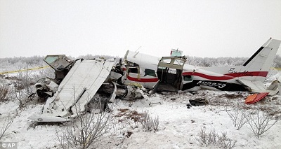 2 美国阿拉斯加一架小型飞机11月29日傍晚失事，机上10人4人死亡，其中包括一名5个月大的婴儿。