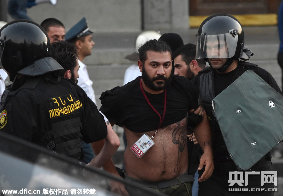 亚美尼亚民众抗议电价上涨与警方冲突