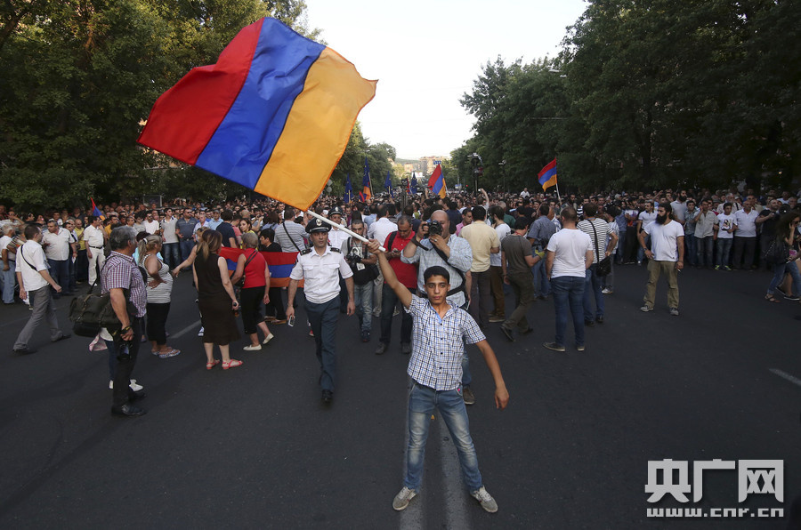 亚美尼亚民众抗议电价上涨与警方冲突