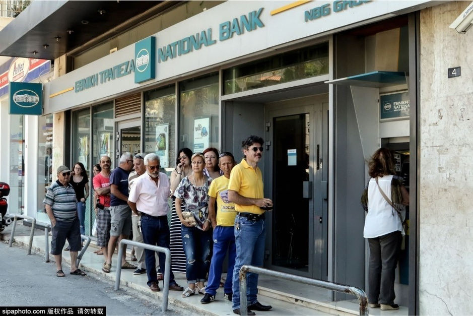 腊总理宣布将举行公投 民众惶恐不安排队取钱