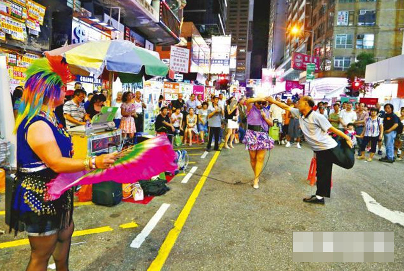 香港本土派抗议内地广场舞大妈