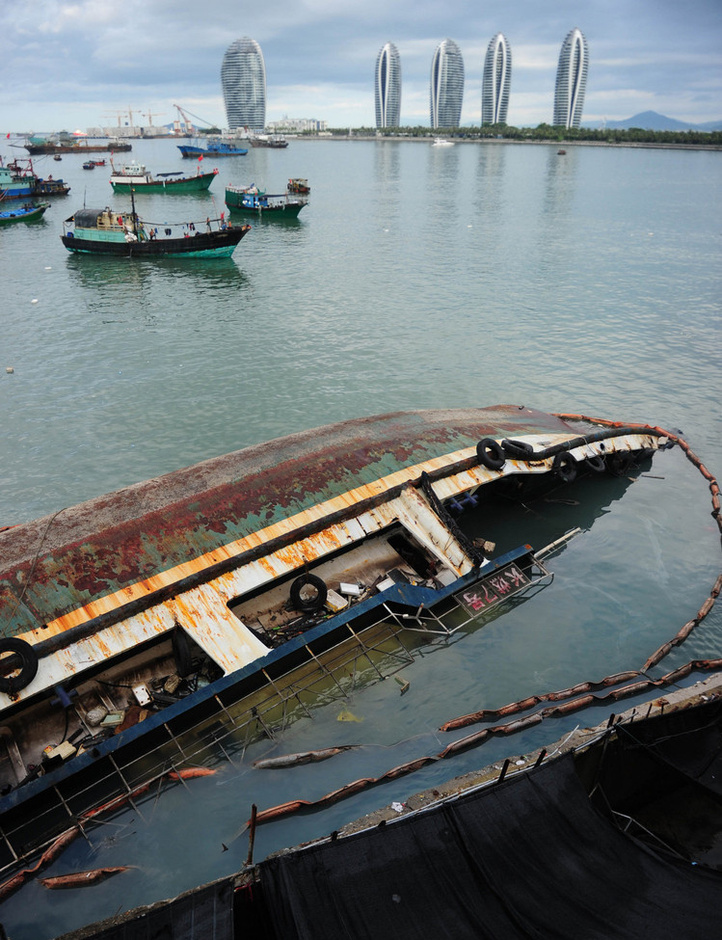 三亚一艘大船被刮翻堵在码头40天没人管