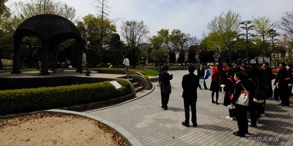 广岛原子弹爆炸70周年 游客公园内祈祷