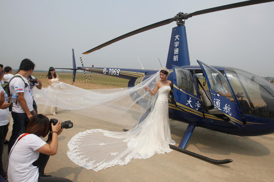 郑州新人直升机上举行空中婚礼 一次五十万