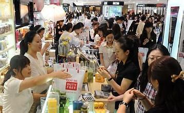 韩免税店外国人消费额首次缩水 系中国游客减