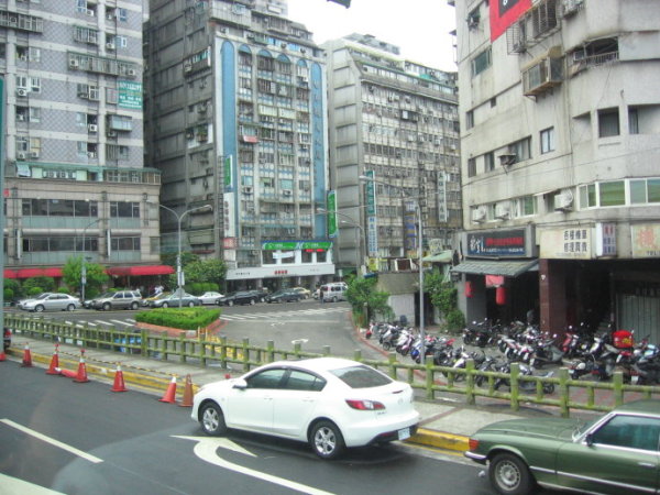 香港人眼中的台湾:富人住铁皮屋穷人睡大街