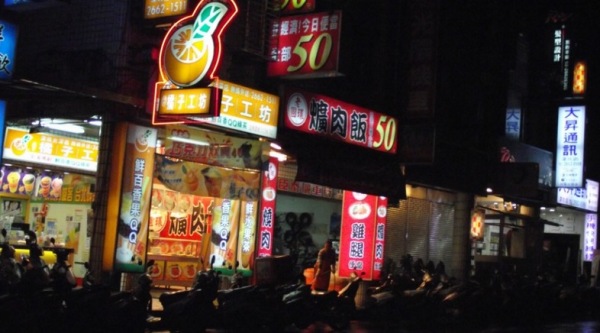 香港人眼中的台湾:富人住铁皮屋穷人睡大街_央