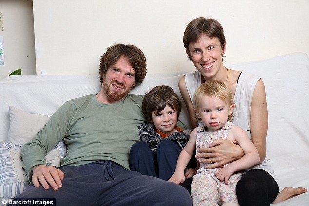 英国夫妻坚持天然育儿法 5岁儿子未断奶引争议