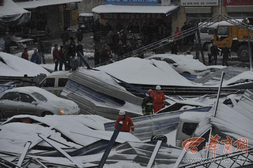 西安一菜市场大棚被大雪压塌 3人被埋受伤