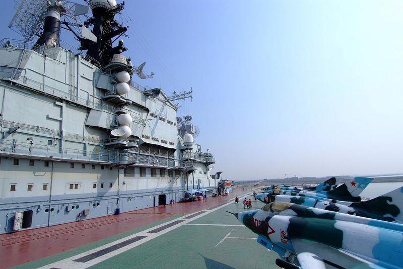天津航母公园改造退役舰艇组成航母编队
