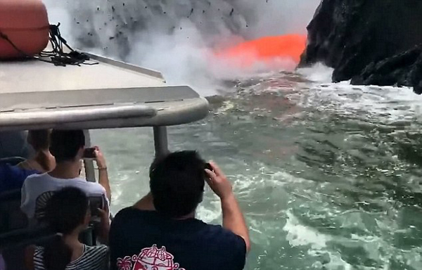 美国夏威夷卡莫库纳海岸 火山岩浆喷涌 游客近