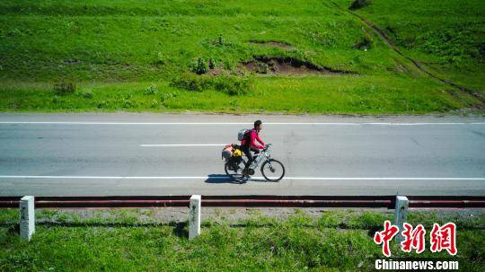 图为袁江磊骑行在亚美尼亚的高山间。袁江磊提供