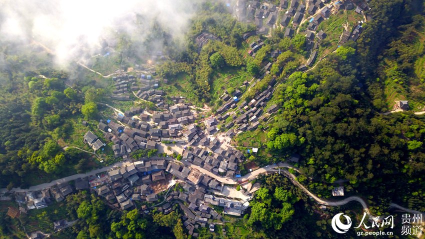 2018年4月9日，无人机拍摄的贵州省从江县岜沙苗寨春景。（吴德军 摄）