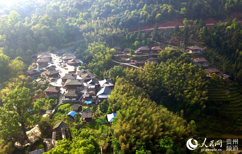 2018年4月9日，无人机拍摄的贵州省从江县岜沙苗寨春景。（吴德军 摄）