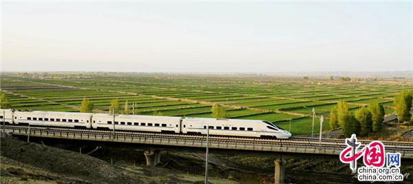 甘肃民乐：高铁横穿祁连山 一日看尽四季景