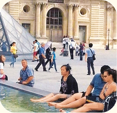 中国游客卢浮宫泡脚引发讨论 &apos;出国了 别丢人&apos;
